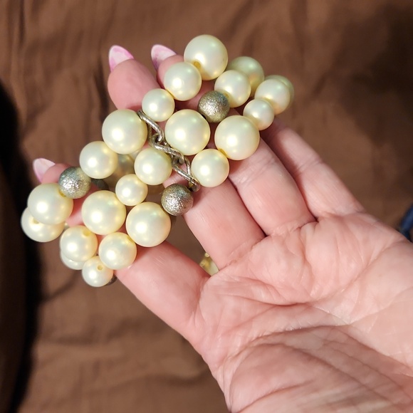 JEWELRY BUNDLE 4 pairs of earrings an4 bracelets.  New York & Co and marleylily - Picture 9 of 9